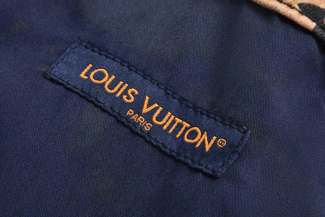 🅿️860 1v 24SS Huoshaoyun flocked denim trousers. The original price is 28,000. The fabric is made of twill weave jacquard flocked denim. The texture is thick and the twill texture and clear lines have been properly processed. The fabric is custom-dyed and spun yarn is flocked, with the classic presbyopia pattern throughout. The entire piece of garment is cut using infrared laser positioning. The body is cut by hand to match the pattern. The pieces are cut and positioned to match the pattern. The entire width of the garment is fixed with single-needle embroidery in thick lines. From the waistband, trouser pockets, and pockets, all are made to high-end sewing standards, and multiple processes are exclusively developed and customized, resulting in huge fabric losses. Each piece is made by a master with rich washing experience. He uses gauze to dip acrylic paint and apply it evenly on the flocking surface by hand according to the original positioning method. The dyeing time is controlled, and the scrap rate of defective products is extremely high. Each large piece presents a unique fire cloud effect. Size:30-32-34-36